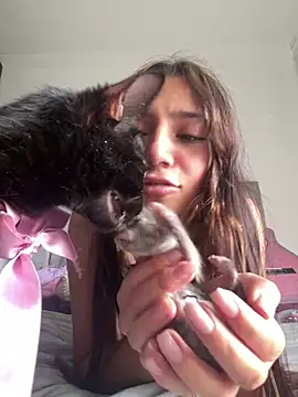 LisaGoddes online show from April 3, 7:45 pm