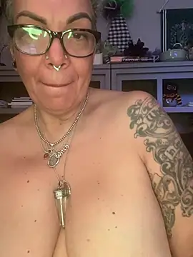 dieseldame1313 online show from April 16, 6:46 am