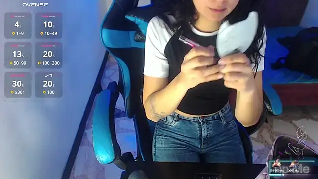 alison moon7 online show from December 3, 5:15 pm