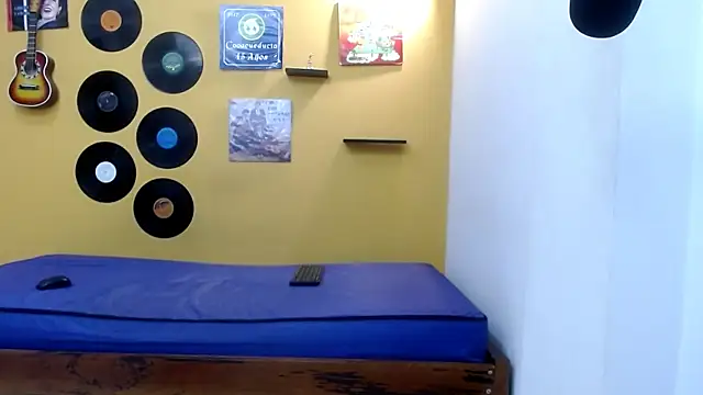 skinnyverus18 online show from March 25, 1:03 pm