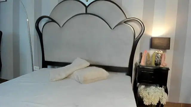 MiaAmore  online show from February 3, 8:45 pm