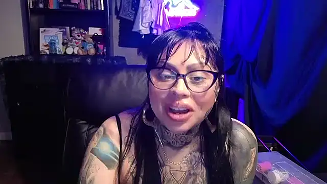 chicanachic13 online show from March 12, 6:16 am