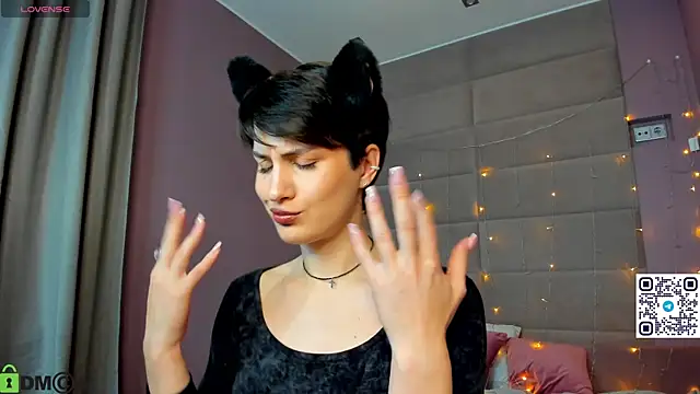 Adeline Perle online show from October 31, 1:40 am