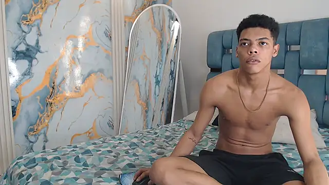 PRETTY FEM online show from April 17, 1:30 am