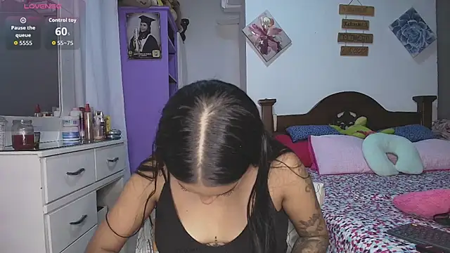 mia yireth online show from November 21, 1:07 am