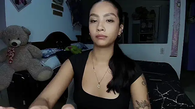 mia yireth online show from September 30, 1:44 am