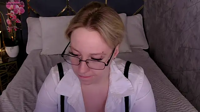 AlexandraGreen online show from April 4, 10:52 pm