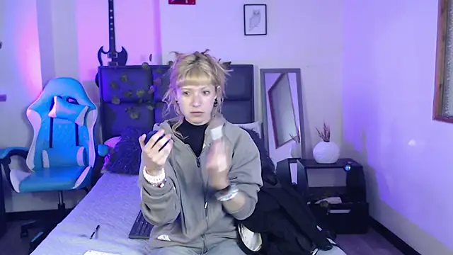 Snapshot of Amnesia_ chatting on October 6, 12:33 pm Amnesia online show from October 6, 12:33 pm