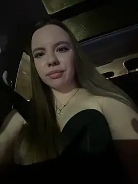 Chloe loo online show from April 16, 9:25 pm