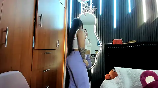 scarletr red online show from March 26, 12:35 am