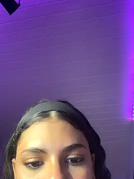 luluzinhax online show from November 11, 4:30 am