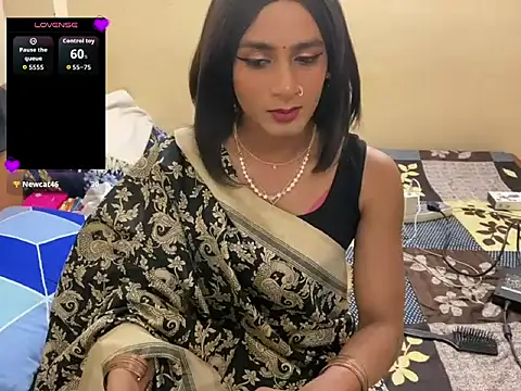 LuvLayla online show from April 16, 8:30 pm