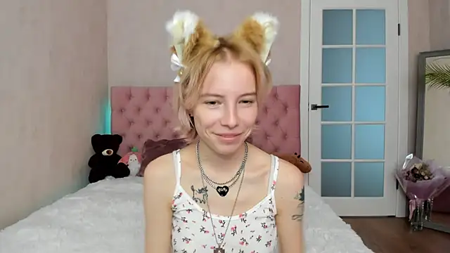 Pink Lila18 online show from September 18, 8:13 am