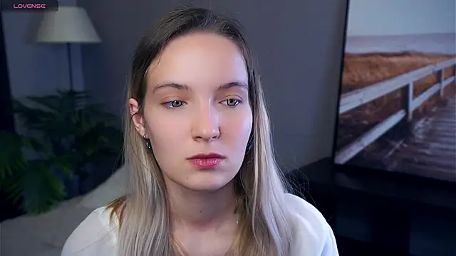 HongTomczak online show from September 18, 7:18 am