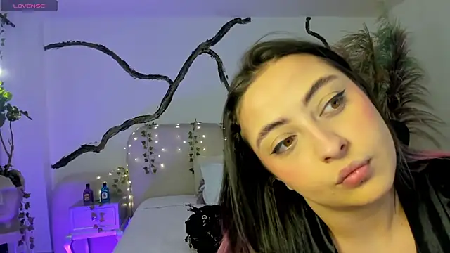 Snapshot of SarahCastro1_ chatting on October 11, 5:23 am SarahCastro1 online show from October 11, 5:23 am