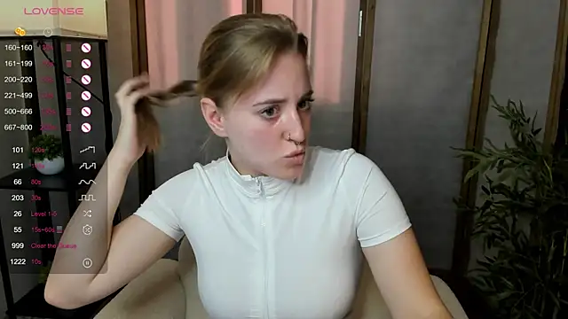 Snapshot of Alice_Cire chatting on October 20, 9:45 am Alice Cire online show from October 20, 9:45 am