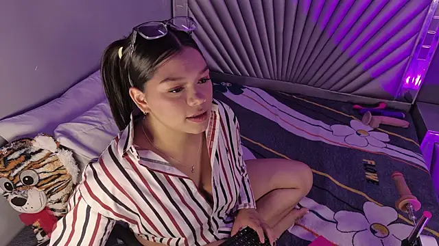 HatsaJones online show from April 17, 4:03 am