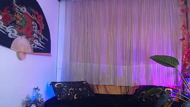 Ellyuwuw online show from April 10, 11:55 pm