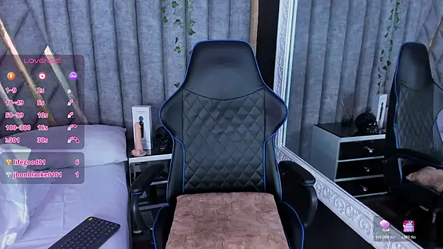 SkylerBloomm online show from April 13, 8:04 am