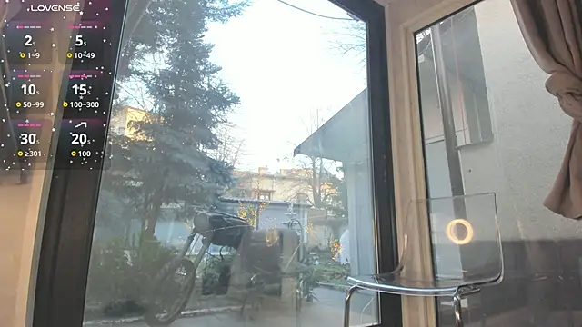 Ella Vee online show from December 19, 6:27 am