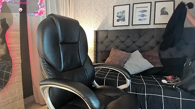 sophie  blare online show from November 24, 7:16 pm