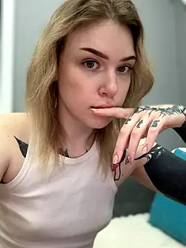 Snapshot of elliss_ chatting on October 18, 12:30 pm elliss  online show from October 18, 12:30 pm