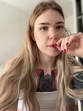 Snapshot of elliss_ chatting on September 19, 7:18 am elliss  online show from September 19, 7:18 am