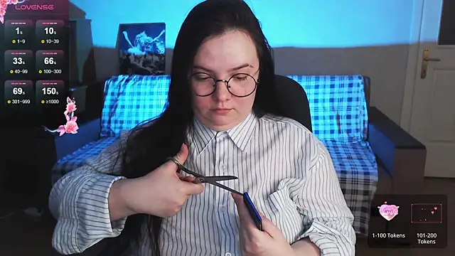 EmillyBones online show from April 4, 5:23 pm