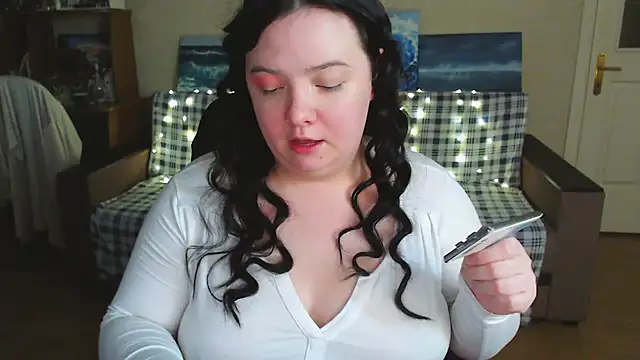 EmillyBones online show from November 24, 6:21 pm