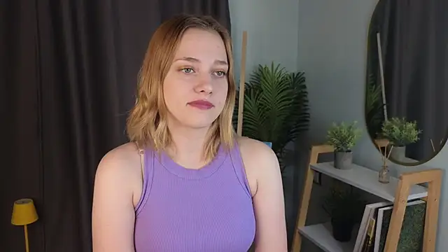 HollieCollelo online show from October 22, 3:22 am