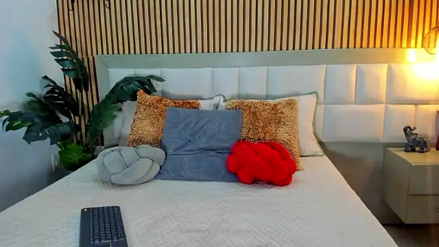 Roseaurora online show from January 12, 1:05 pm