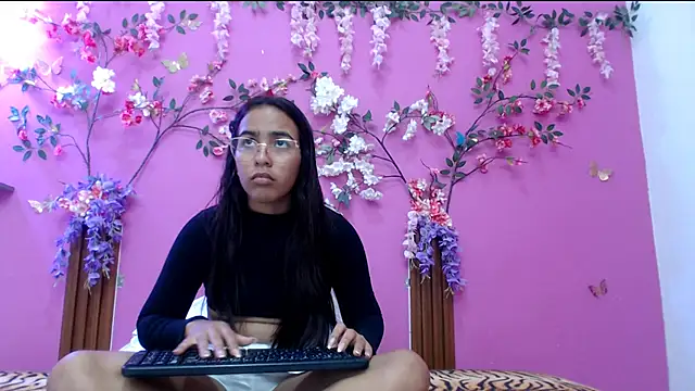 skinnysofia18 online show from March 29, 1:15 am