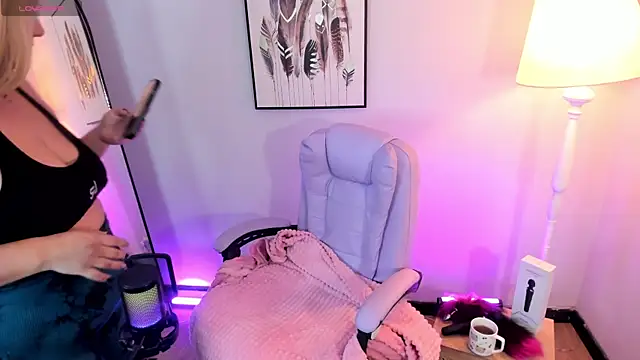 hollie joliie online show from February 9, 2:19 pm