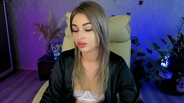 NikkiiStill online show from June 25, 7:35 am