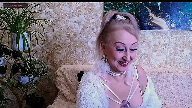  Sara  Smith  online show from February 22, 11:00 am