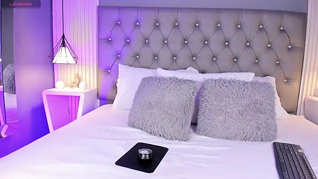 LunaBloomn online show from February 9, 5:04 pm