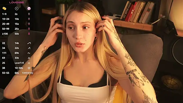 Snapshot of ellliefrost chatting on September 22, 12:58 pm ellliefrost online show from September 22, 12:58 pm
