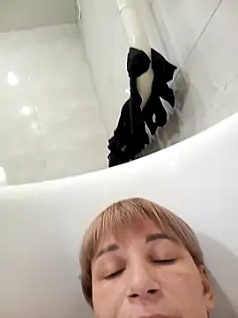 Snapshot of SweetKiss96 chatting on September 28, 6:24 pm SweetKiss96 online show from September 28, 6:24 pm