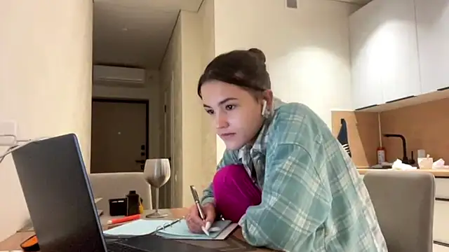 Snapshot of FavorLeila chatting on September 28, 2:44 pm FavorLeila online show from September 28, 2:44 pm