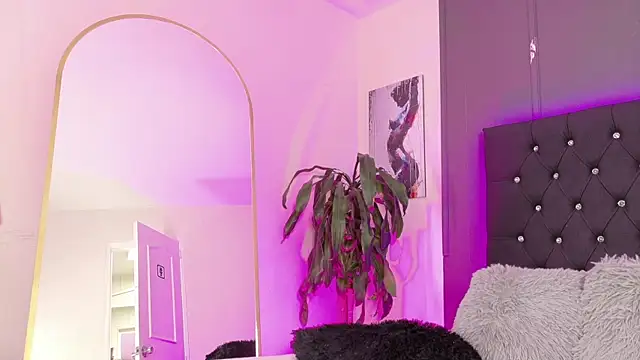 Snapshot of Scarlett_Durand chatting on October 3, 2:00 pm Scarlett Durand online show from October 3, 2:00 pm