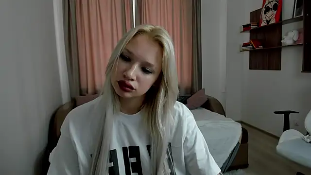 Snapshot of MistyMayers chatting on October 9, 6:06 am MistyMayers online show from October 9, 6:06 am