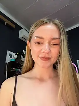 MilaMoone online show from March 7, 12:45 pm