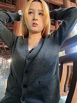 yuki june online show from November 25, 9:00 am