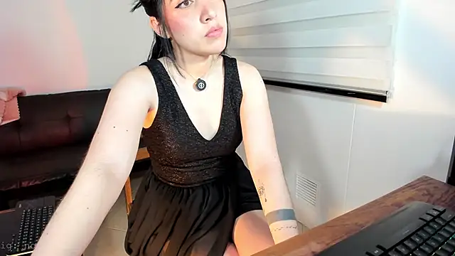 SarahCastillo  online show from January 7, 7:45 am