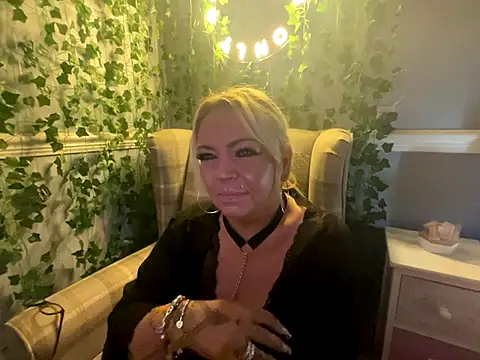 BonnyDesire online show from November 27, 4:32 pm