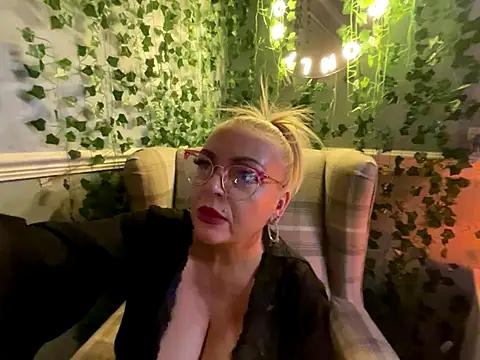 BonnyDesire online show from January 7, 8:01 pm