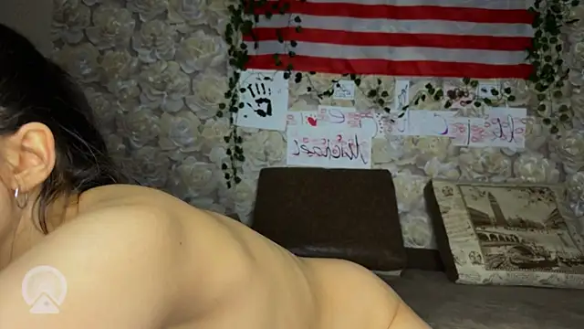 sweeet strawberies online show from October 3, 9:20 pm