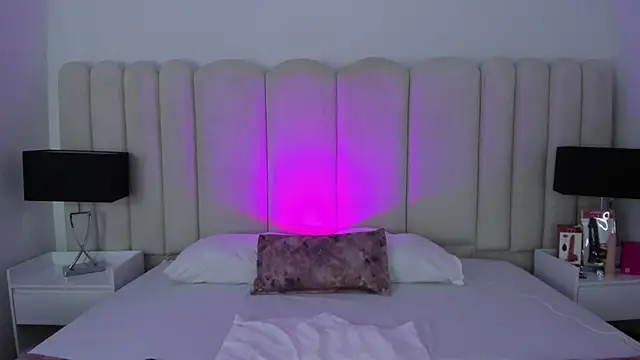 VanessaParis   online show from November 24, 10:45 pm