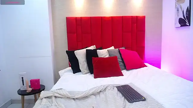 EmilyCley online show from April 16, 9:39 pm