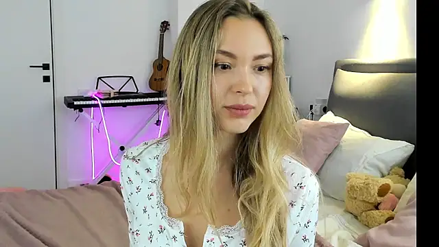 Kelly  Gray online show from April 8, 7:16 pm